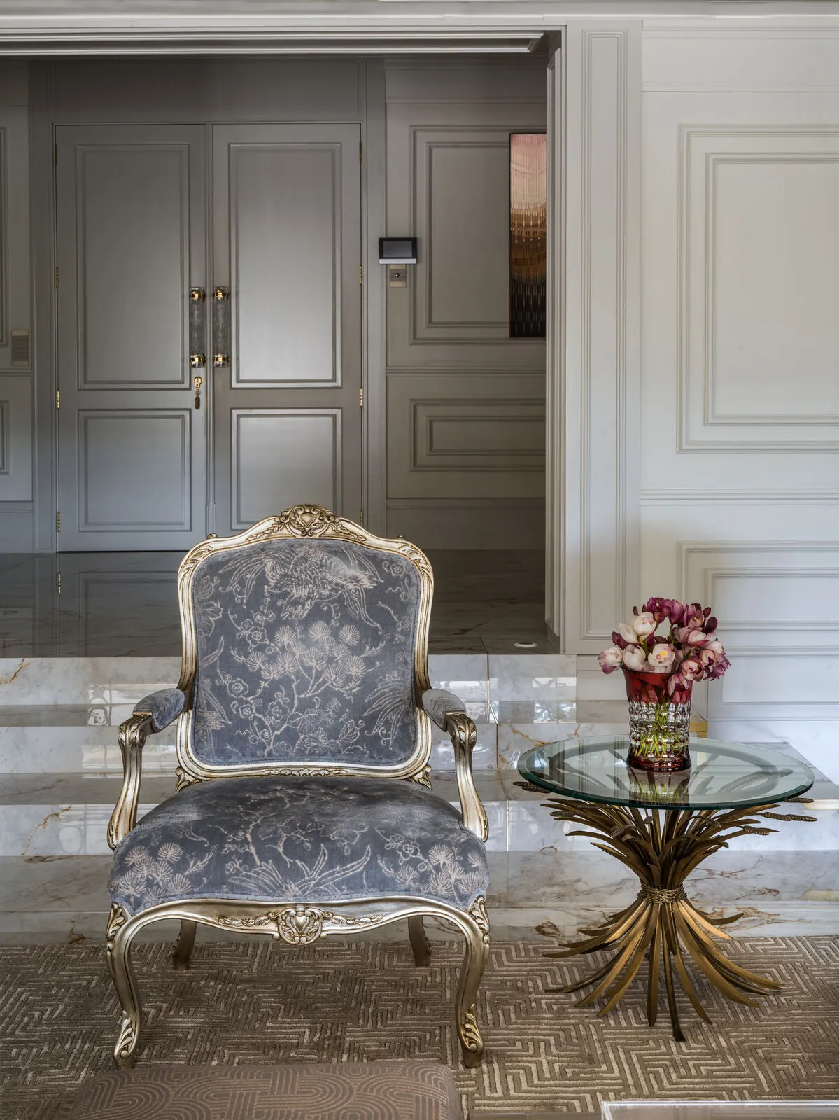 Living de alto padrão com boiserie — Residência Morumbi