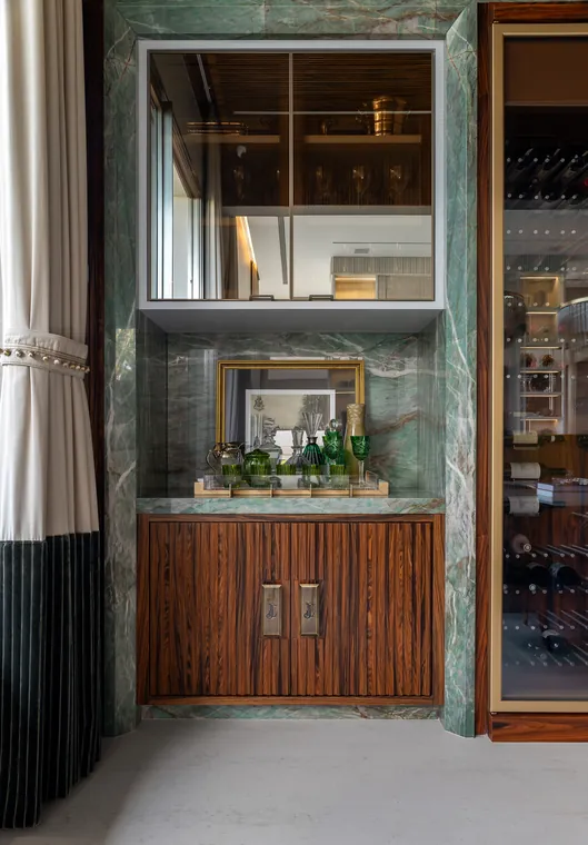Bar e vitrine de vinhos da adega