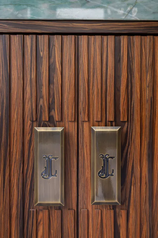 Detalhe das portas em lâmina de madeira da adega