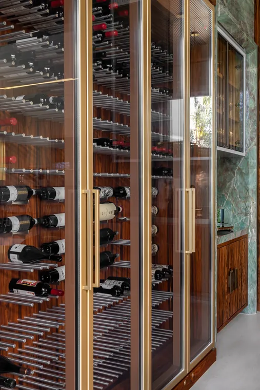 Vitrine climatizada de vinhos com estrutura em madeira
