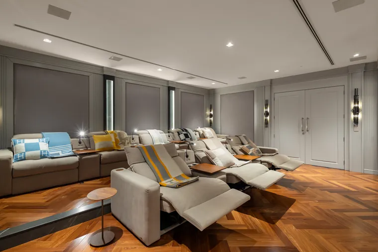 Vista geral da sala de cinema com painéis nas paredes