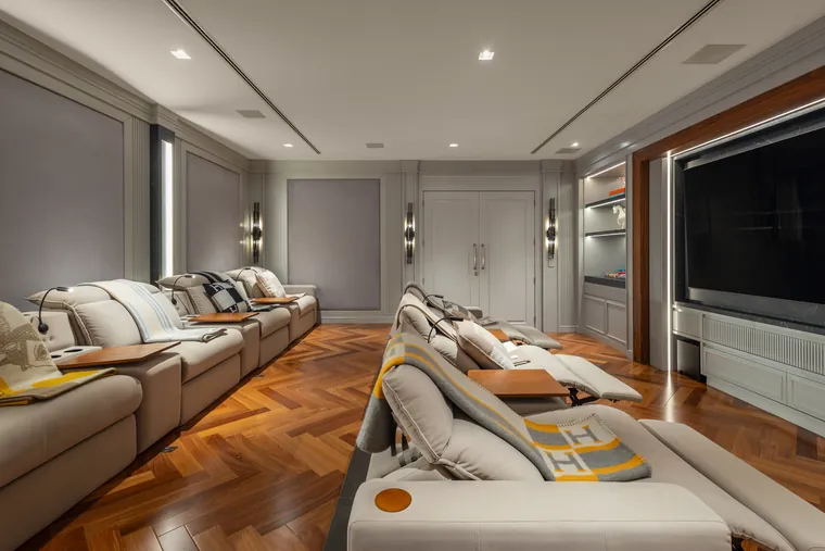Poltronas reclináveis e painel de TV do cinema