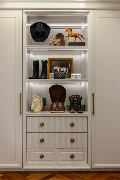 Nichos iluminados e gaveteiro do closet