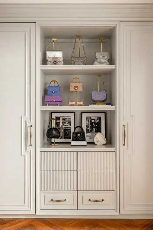 Armário do closet com nichos para bolsas