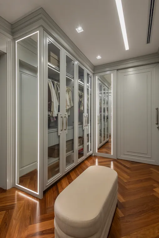 Closet com portas de vidro iluminadas