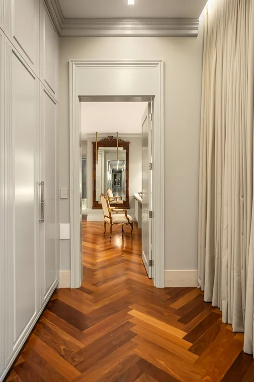 Portas do corredor com acesso ao closet