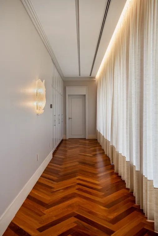 Corredor com portas de correr e cortinas