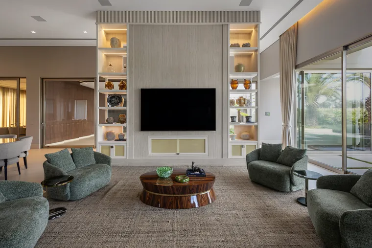 Espaço gourmet com painel de TV e estantes iluminadas