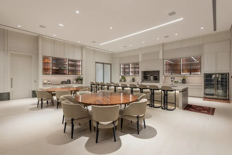 Mesas de jantar e bar do espaço gourmet à noite