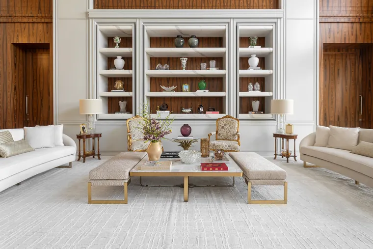 Living com estante embutida e boiserie