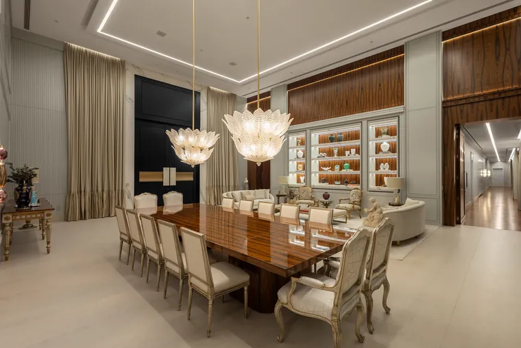 Sala de jantar com cristaleira e painéis em madeira natural