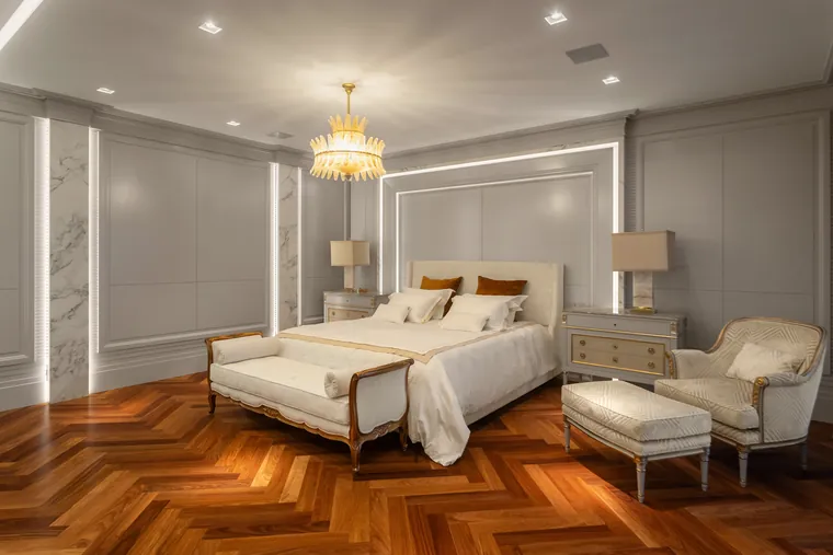 Suíte master com boiserie e cabeceira iluminada