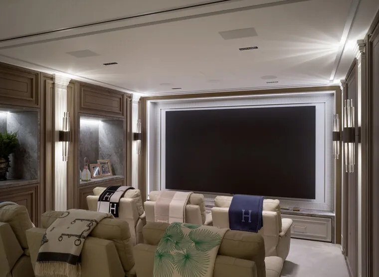 Home theater com painel de marcenaria