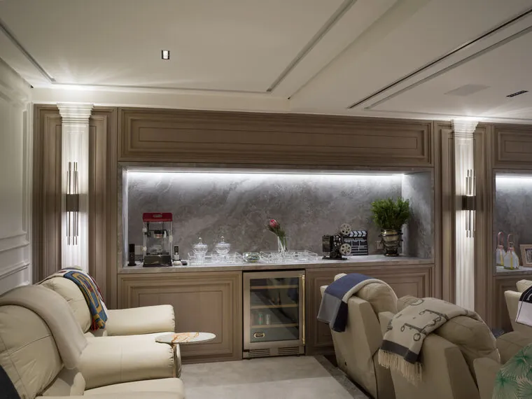 Home theater com poltronas e adega