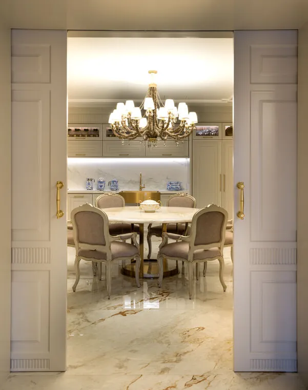 Sala de almoço com cristaleira sob medida